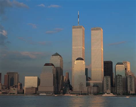 Sep 11, 2021 · Las Torres Gemelas de Nueva York formaban parte del imaginario colectivo. En 2001, millones de personas las habían visto en fotografías del 'skyline' de Manhattan, en películas rodadas en la ... 
